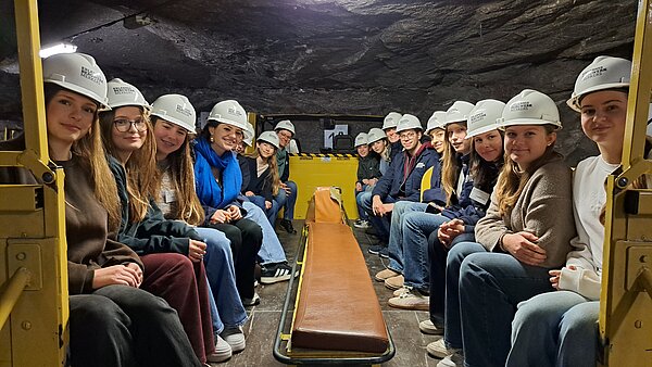 Gruppe im Bergwerk mit Helmen