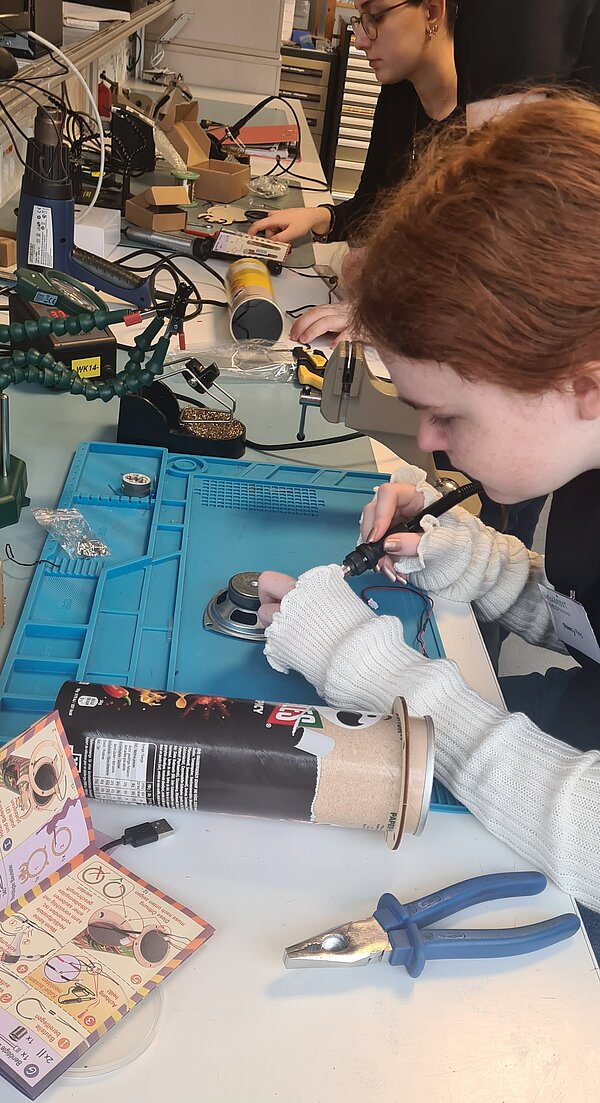 Person arbeitet an Elektronikprojekt