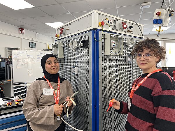 Zwei Frauen arbeiten an einem technischen Gerät in einem Labor. Zwei Frauen mit technischem Gerät.